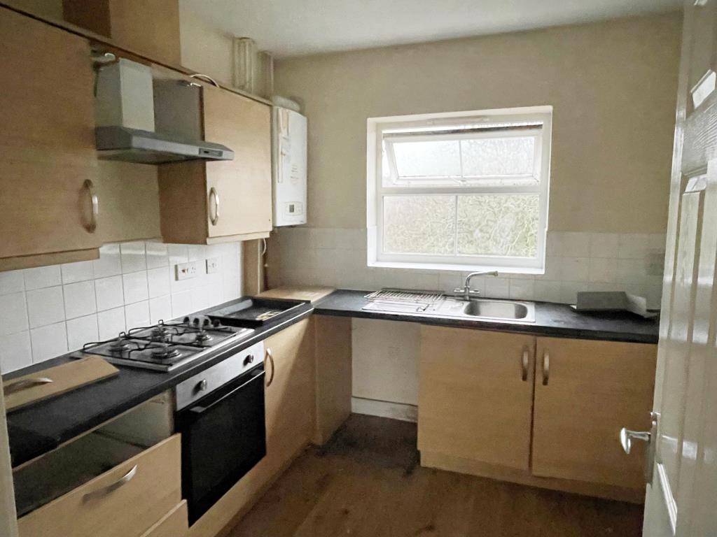 Lot: 113 - LEASEHOLD FLAT FOR IMPROVEMENT - Kitchen with built in units